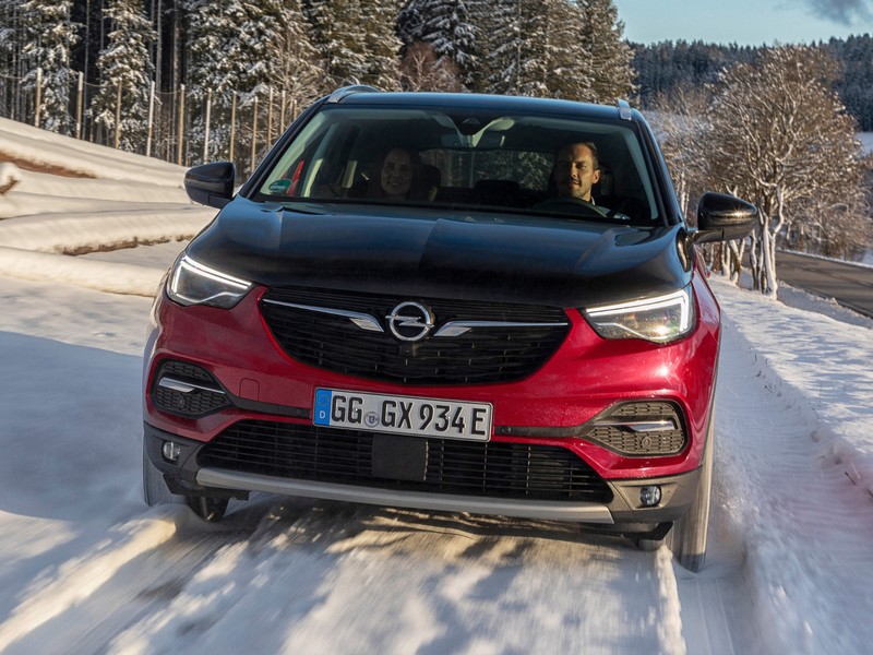 Opel Grandland X Hybrid4 na český trh